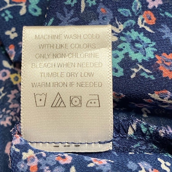 Love on a hanger blouse with crocheted shoulders. Size extra large. - Picture 8 of 10